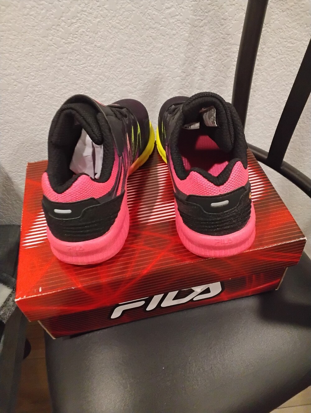 NWT Fila Fantom 8 Strap Sneakers Size 1 Firm Price - Picture 3 of 5